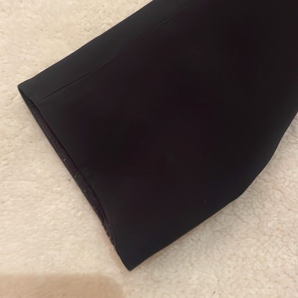 Lululemon black raincoat size 2. Beautiful jacket in perfect condition. - Picture 4 of 9